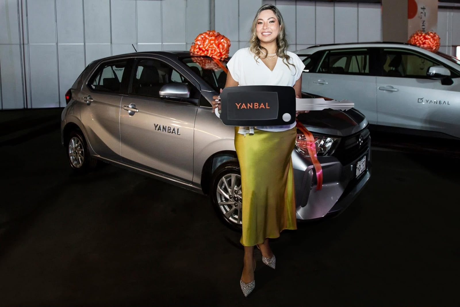 Alexandra Avilez recibiendo las llaves de su auto Yanbal
