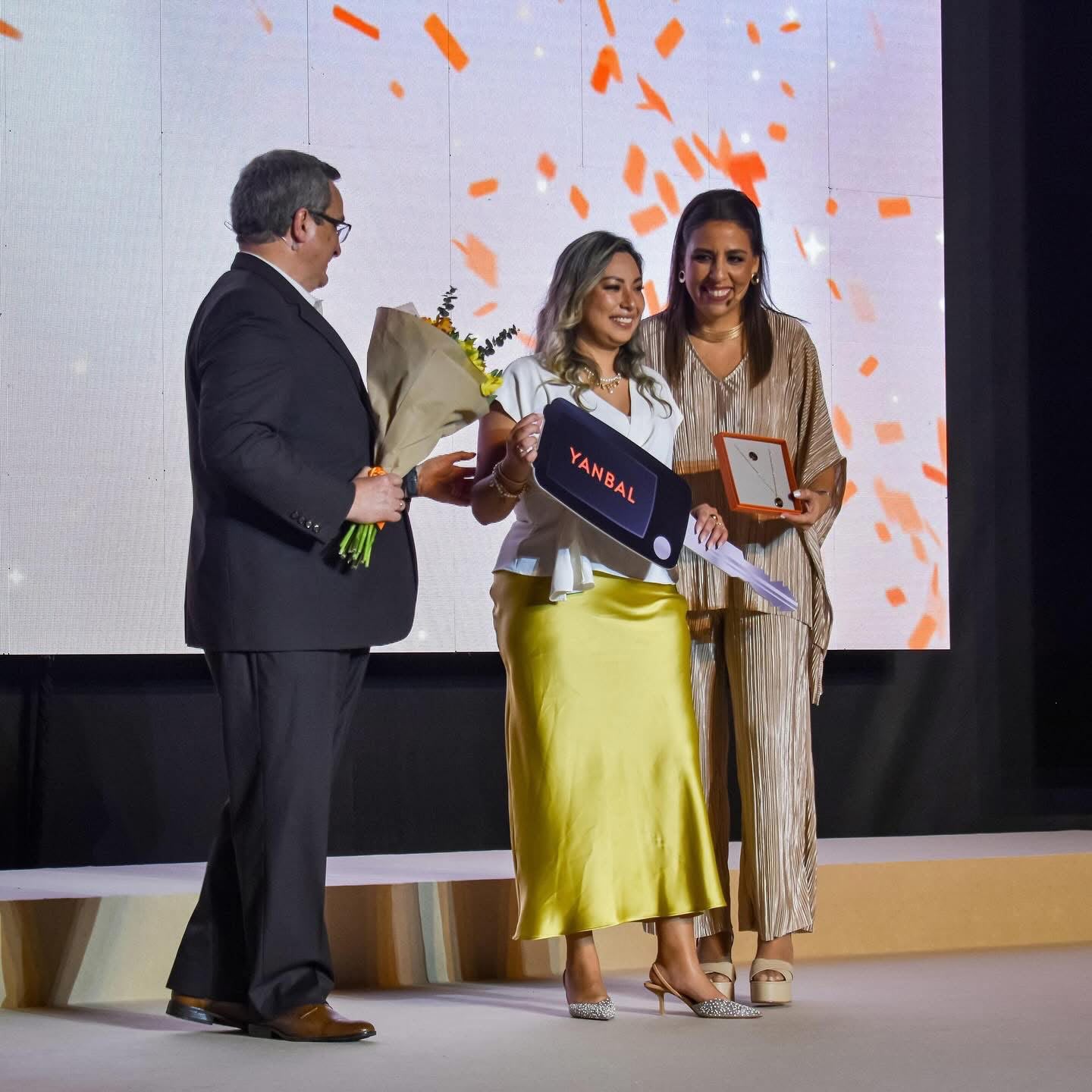 Alexandra Avilez recibiendo un reconocimiento Yanbal